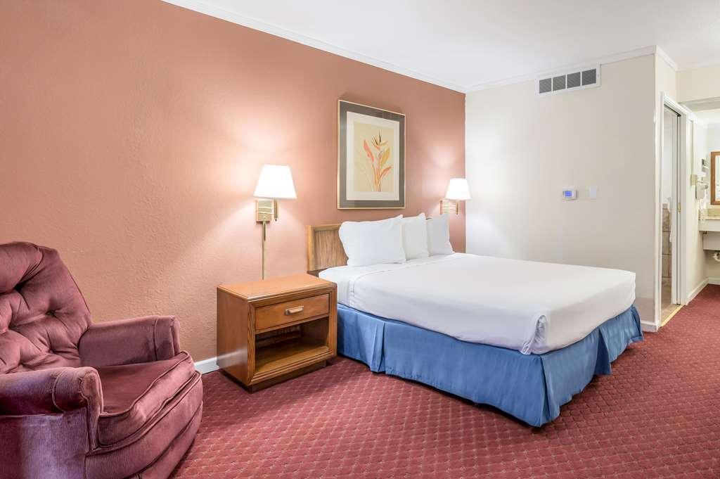 Americas Best Value Inn St. Joseph At I-29 Room photo