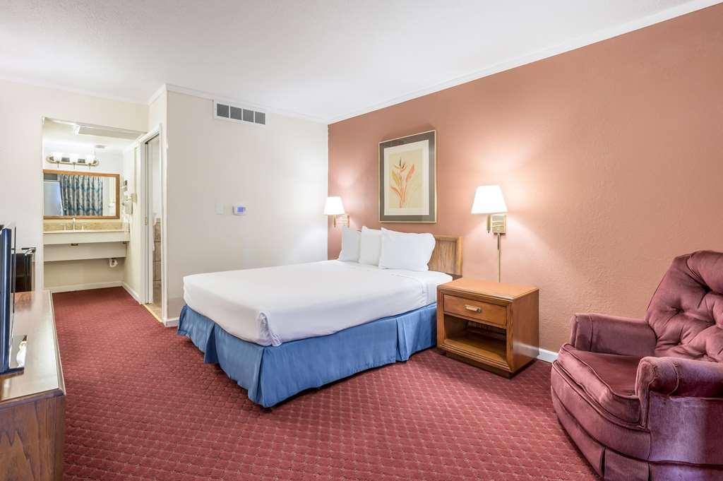 Americas Best Value Inn St. Joseph At I-29 Room photo